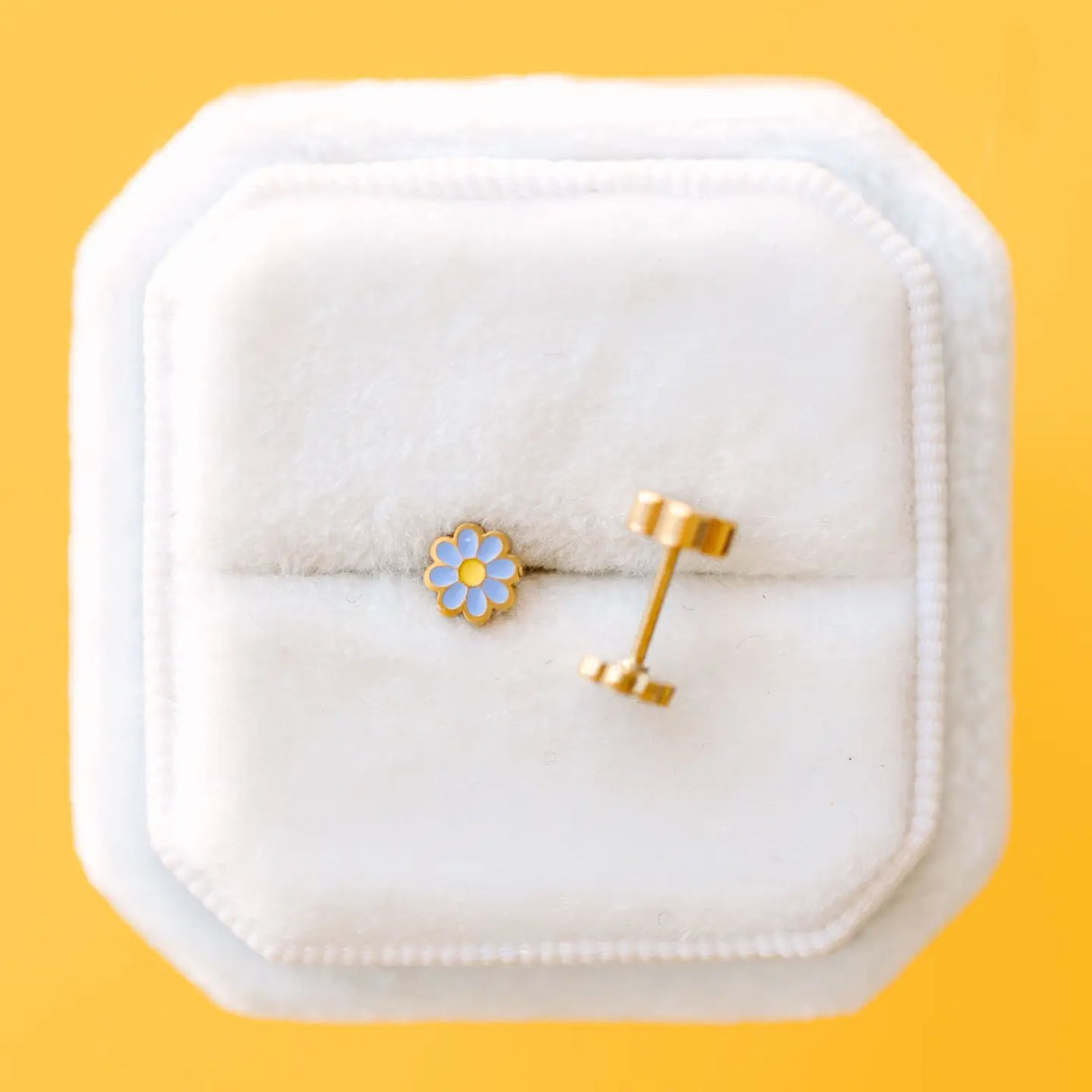 Pierced Co. Screwback Earrings - Periwinkle Tiny Daisy