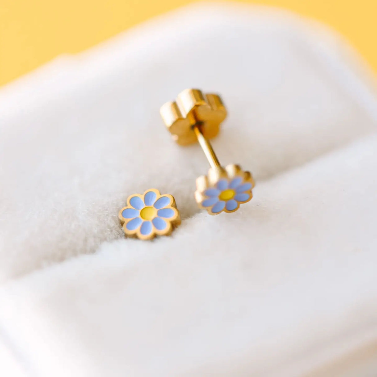 Pierced Co. Screwback Earrings - Periwinkle Tiny Daisy
