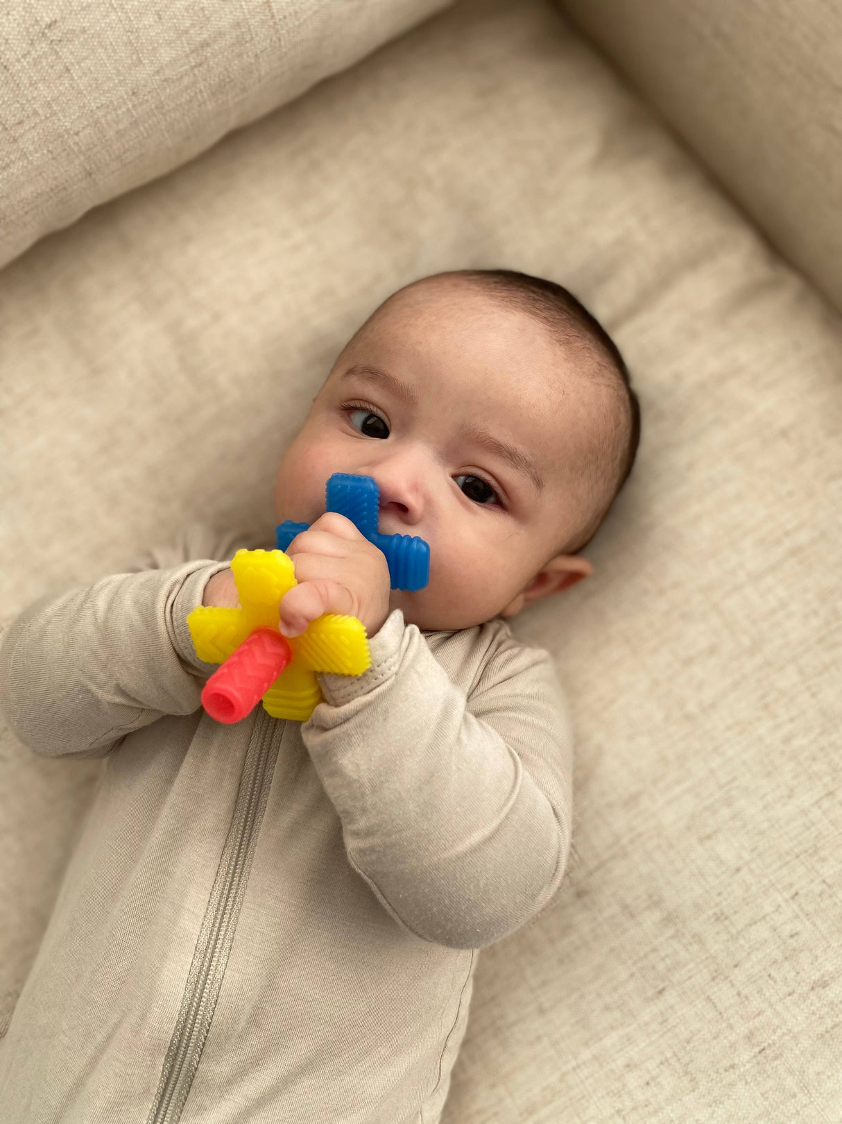 Teensy Tubes Teether - Rainbow